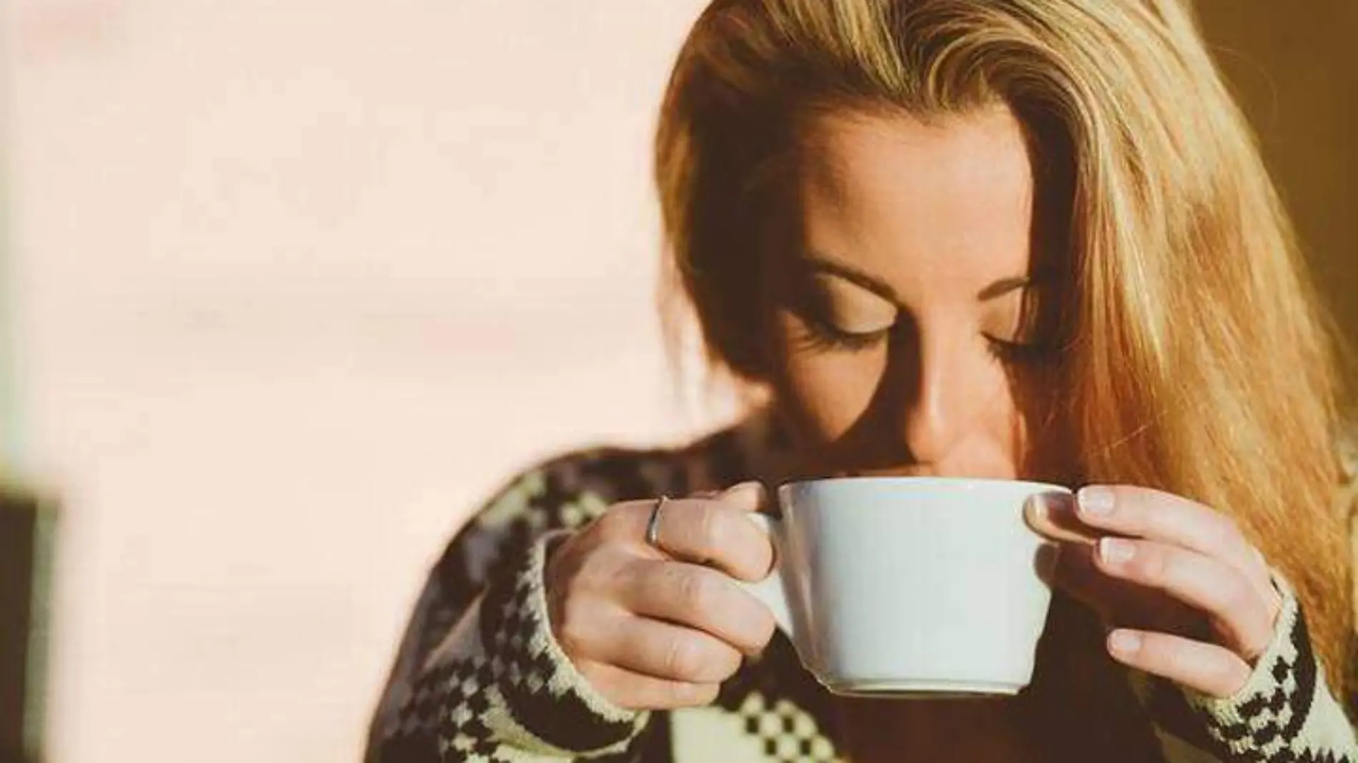 Mujer bebiendo café